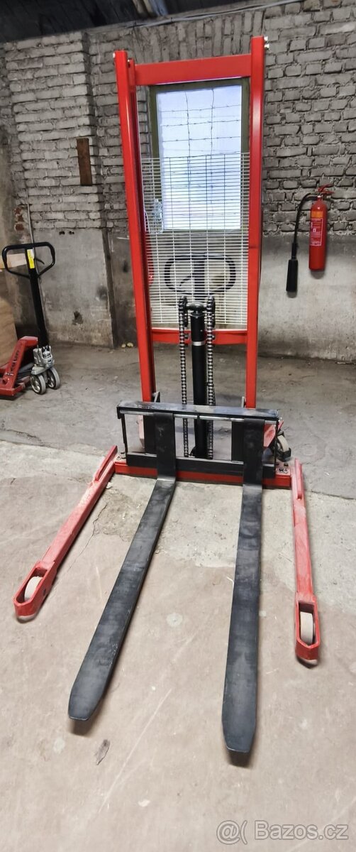 Manuální vysokozdvižný vozík