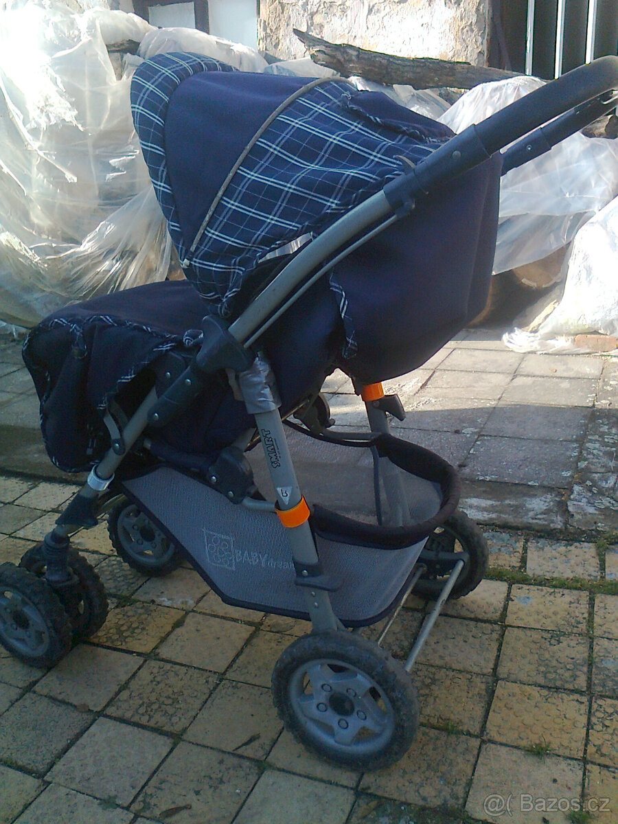 Starší dětský kočárek