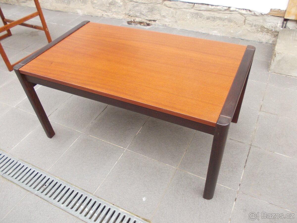 Konferenční stolek s deskou dýhovanou mahagonem .