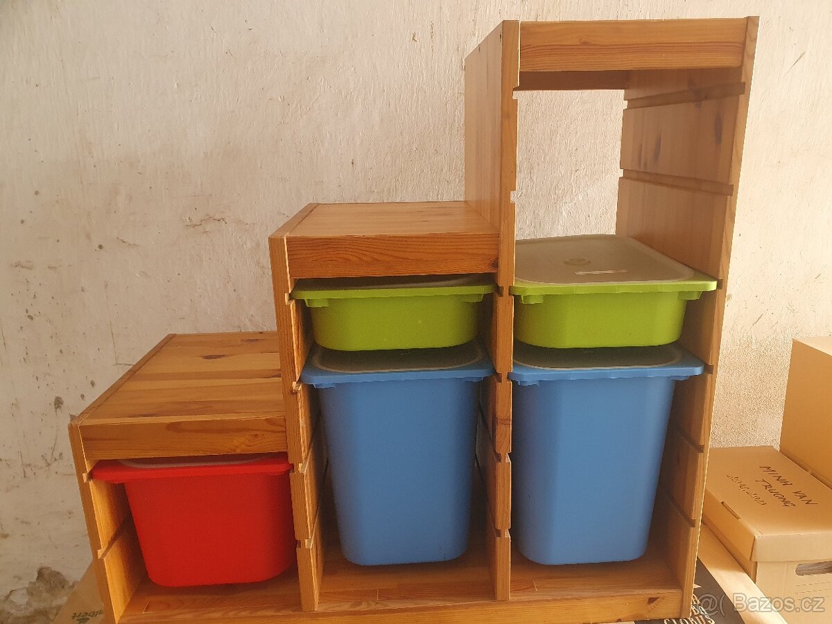 Úložný regál IKEA Trofast s barevnými krabicemi