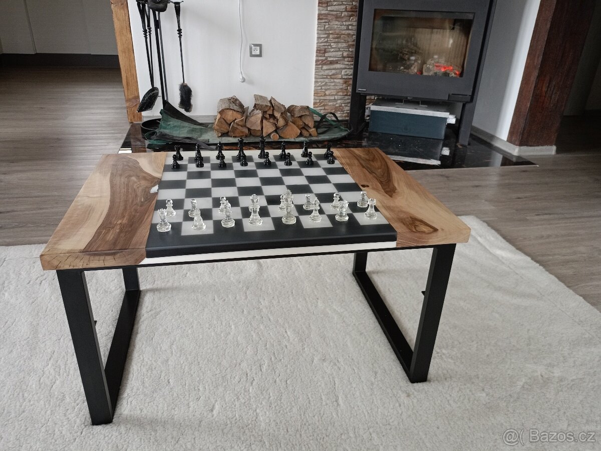 Šachový epoxidový stolek z ořechu + figurky