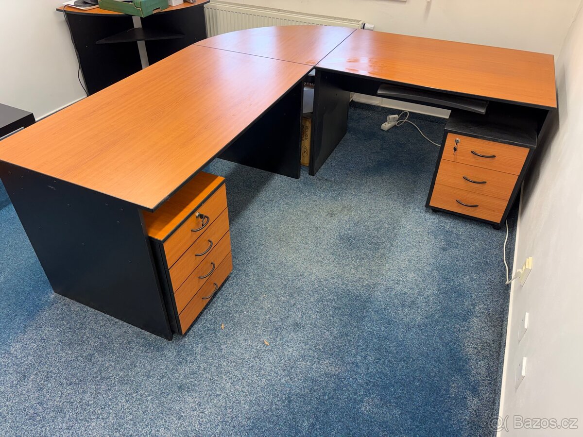 Sada kancelářských stolů