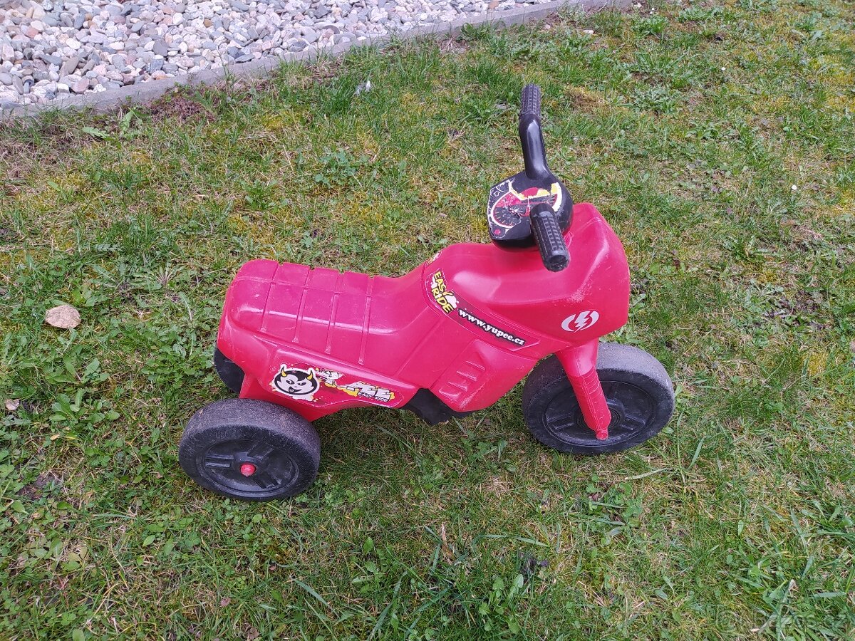 Dětské plastové odrážedlo