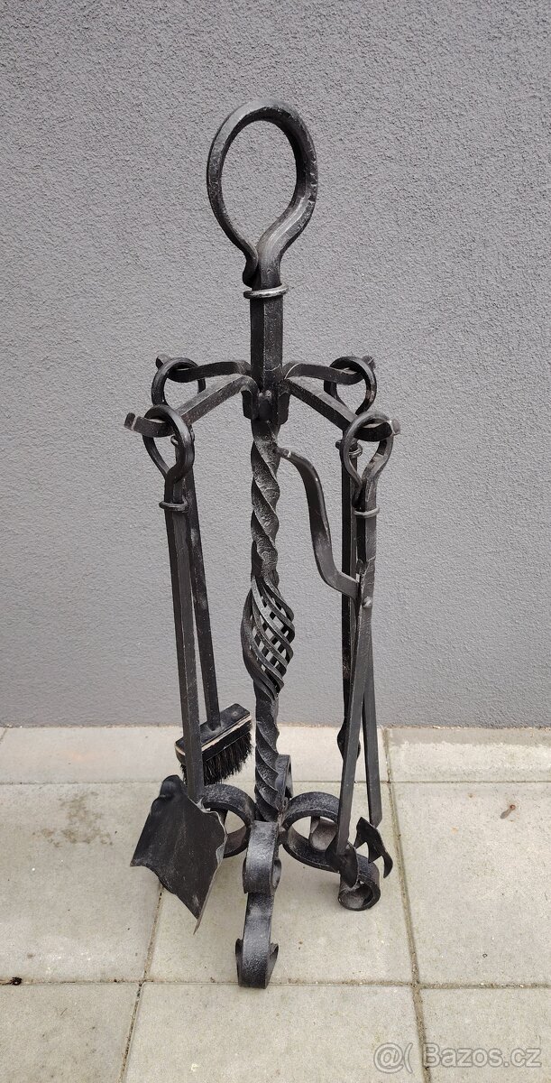 Kované krbové nářadí.
