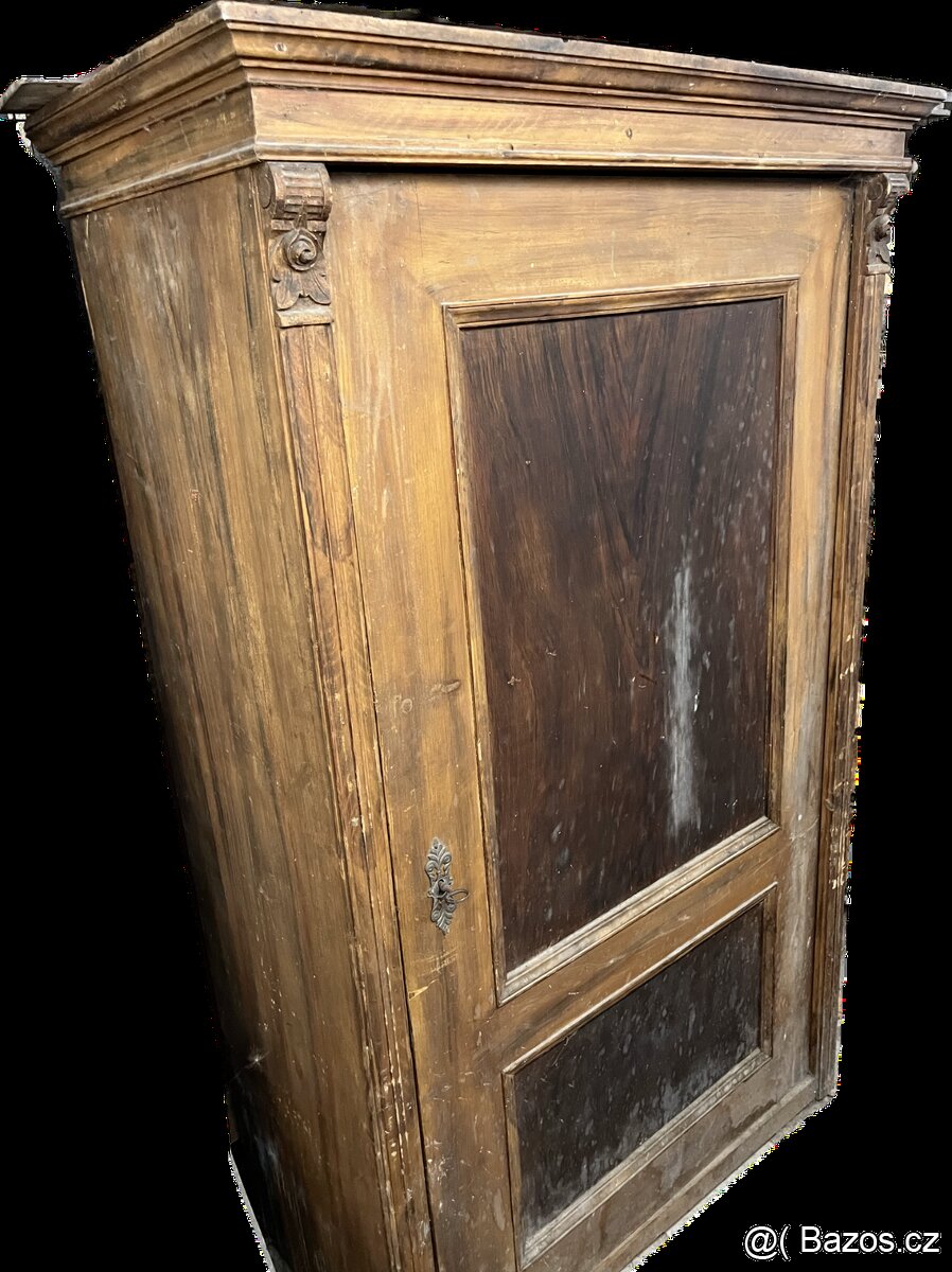 Starožitná skříň