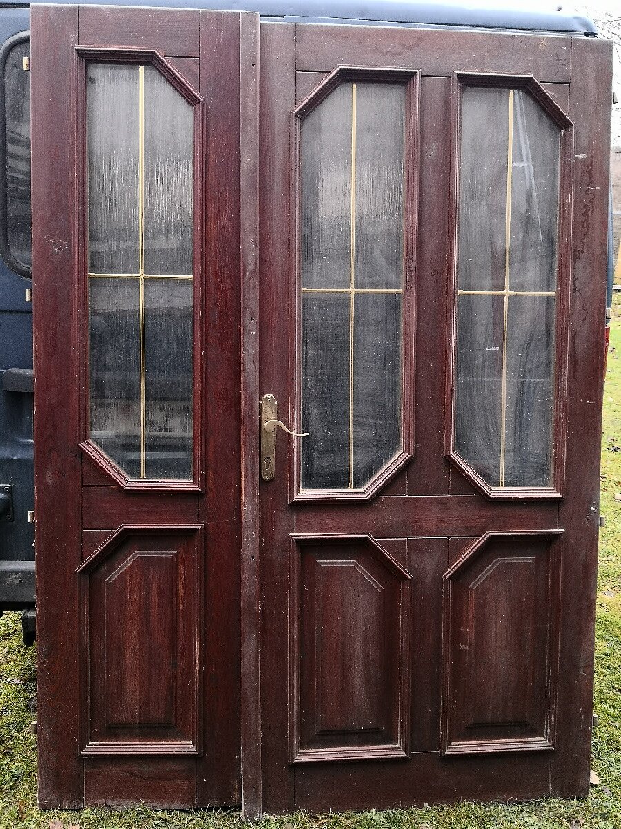 Dvoukřídlové dřevěné dveře