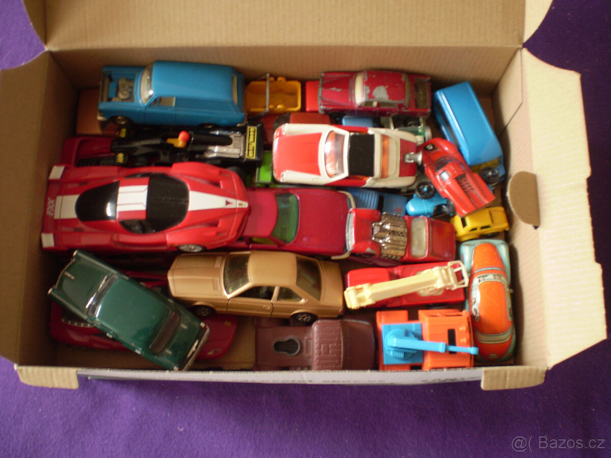 Krabice plná autíček.