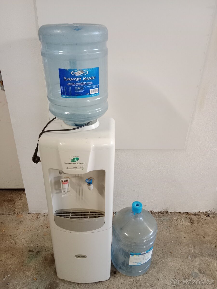 Stojanový elektrický dávkovač vody