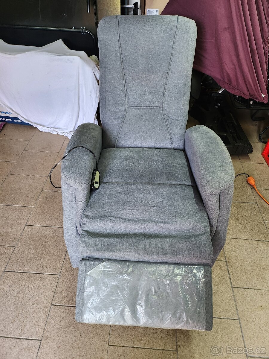 ELEKTRICKY POLOHOVATELNÉ KŘESLO