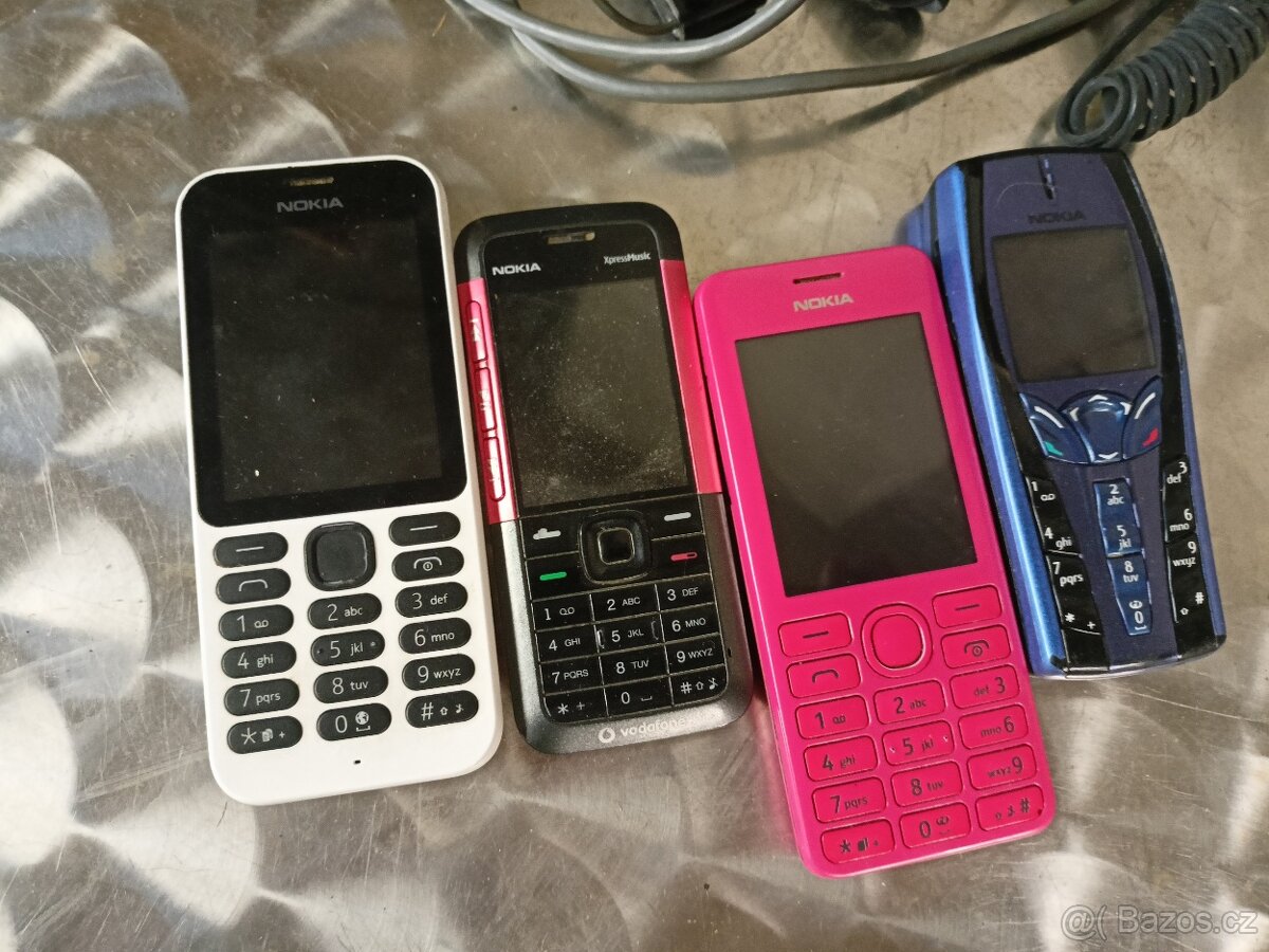 Mobilní telefony Nokia 4ks + směs kabelů