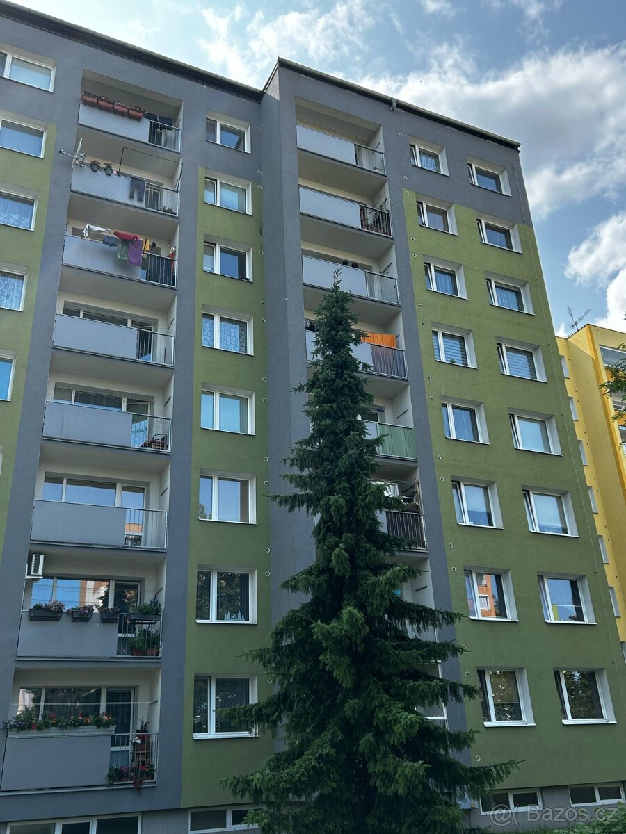 Pronajem 3+1 s balkonem a komorou