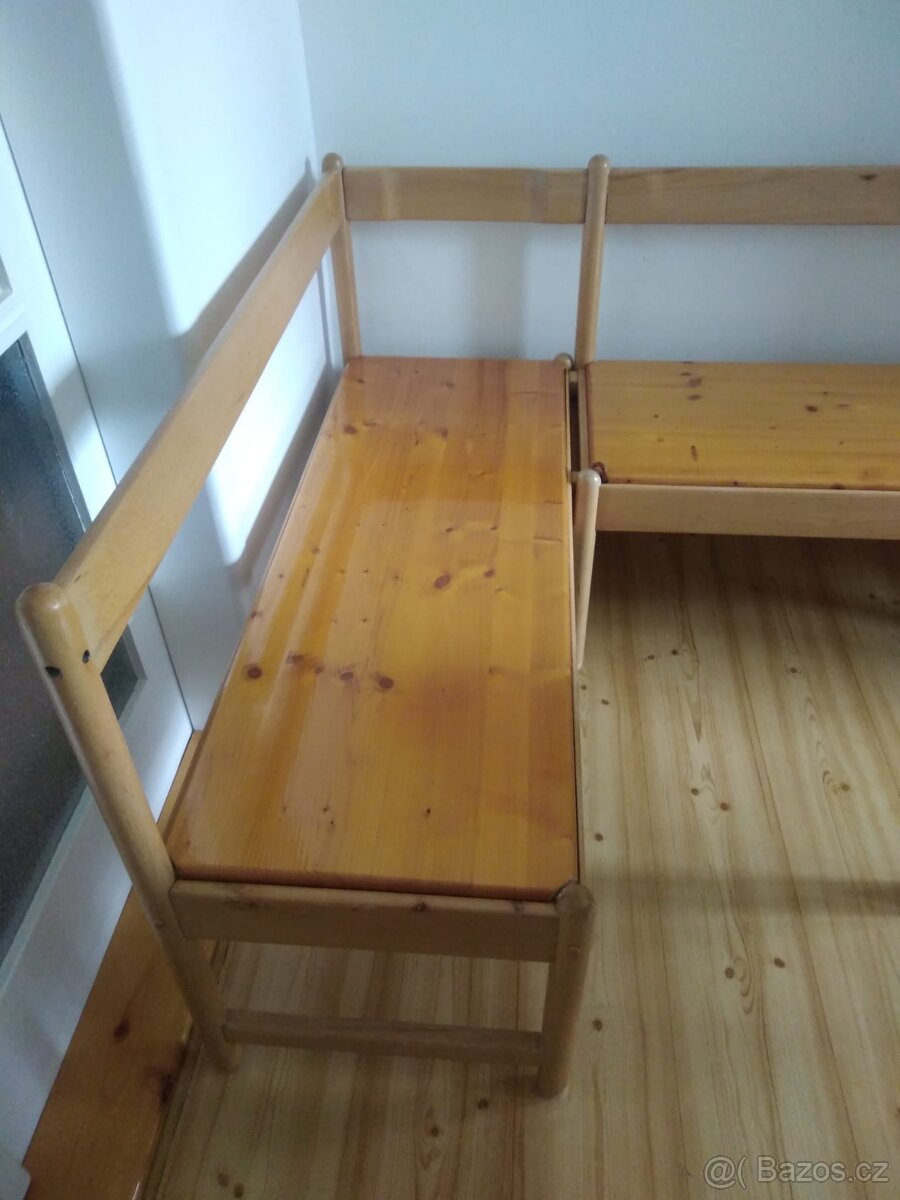 Rohová lavice z masivu + 2 židle