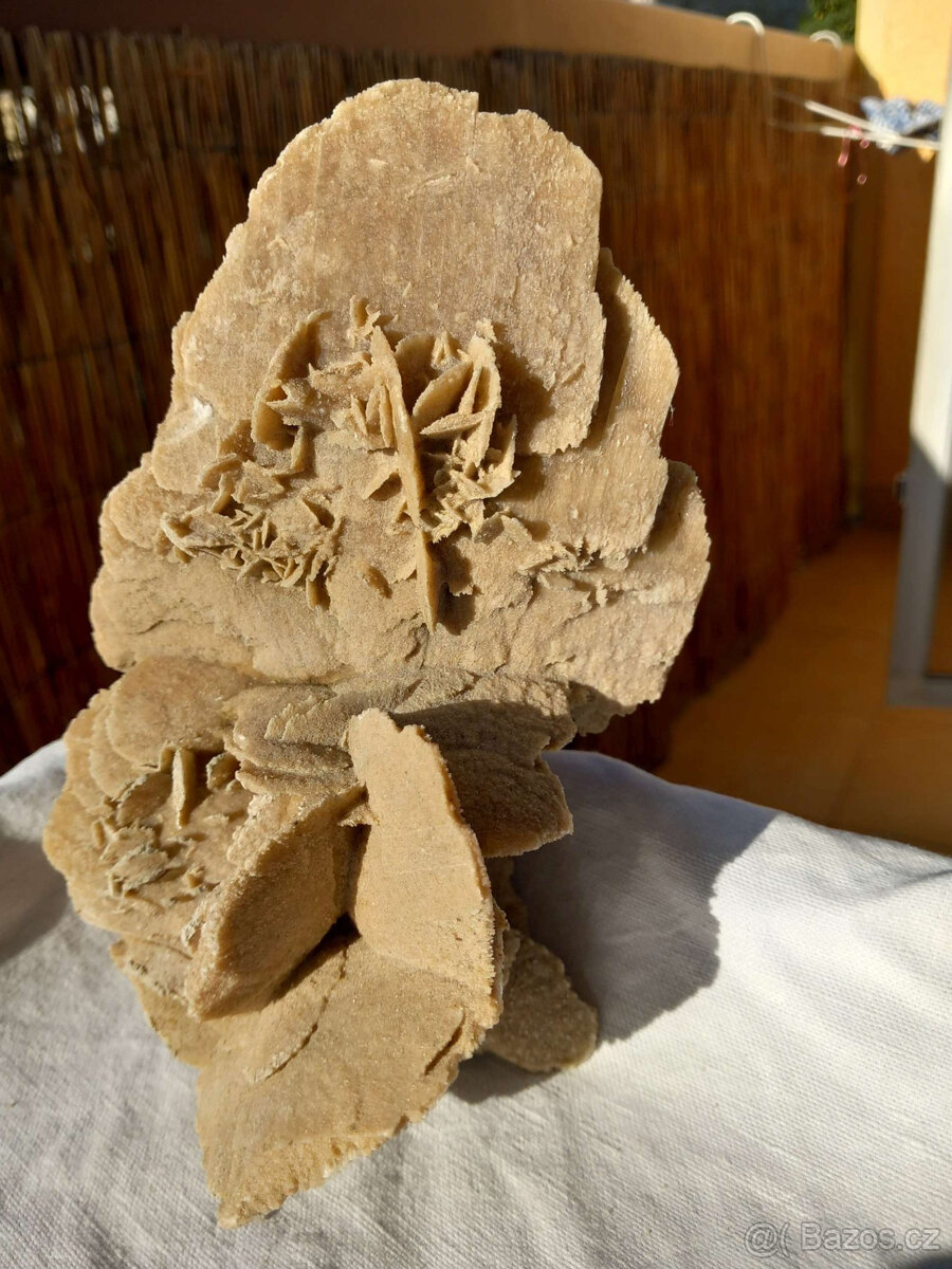 Minerál, nerost, sádrovec - pouštní růže