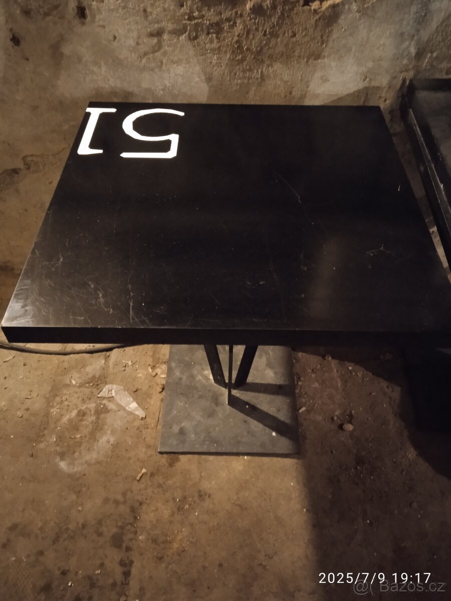 Designový stůl dřevo kov