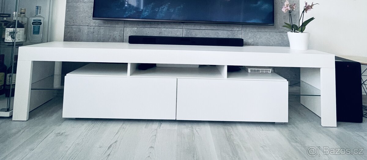 Moderní TV stolek – bílý lesk, minimalistický