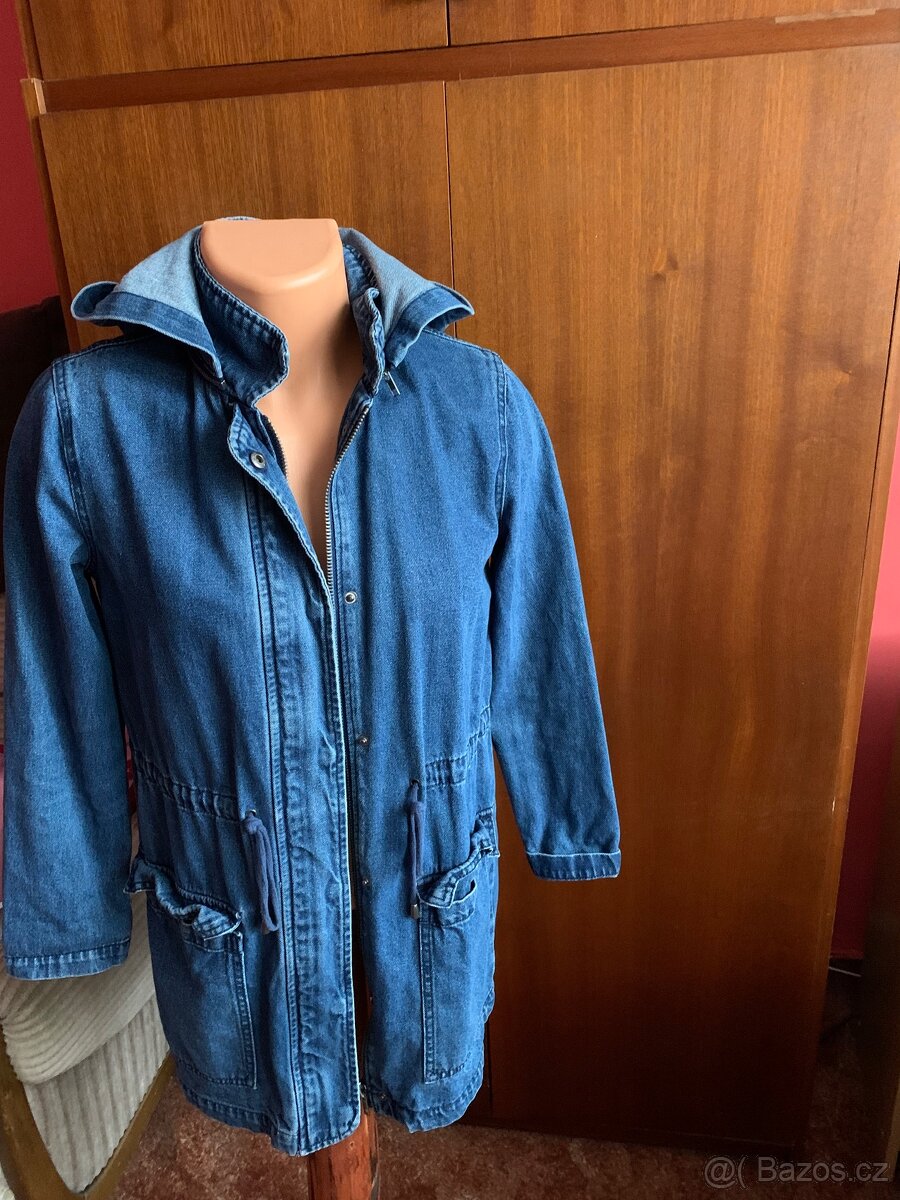 TRENDY DŽÍNOVÁ PARKA S KAPUCÍ, vel: M