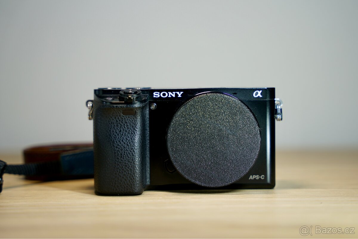 Sony α6000 (~15k závěrka)