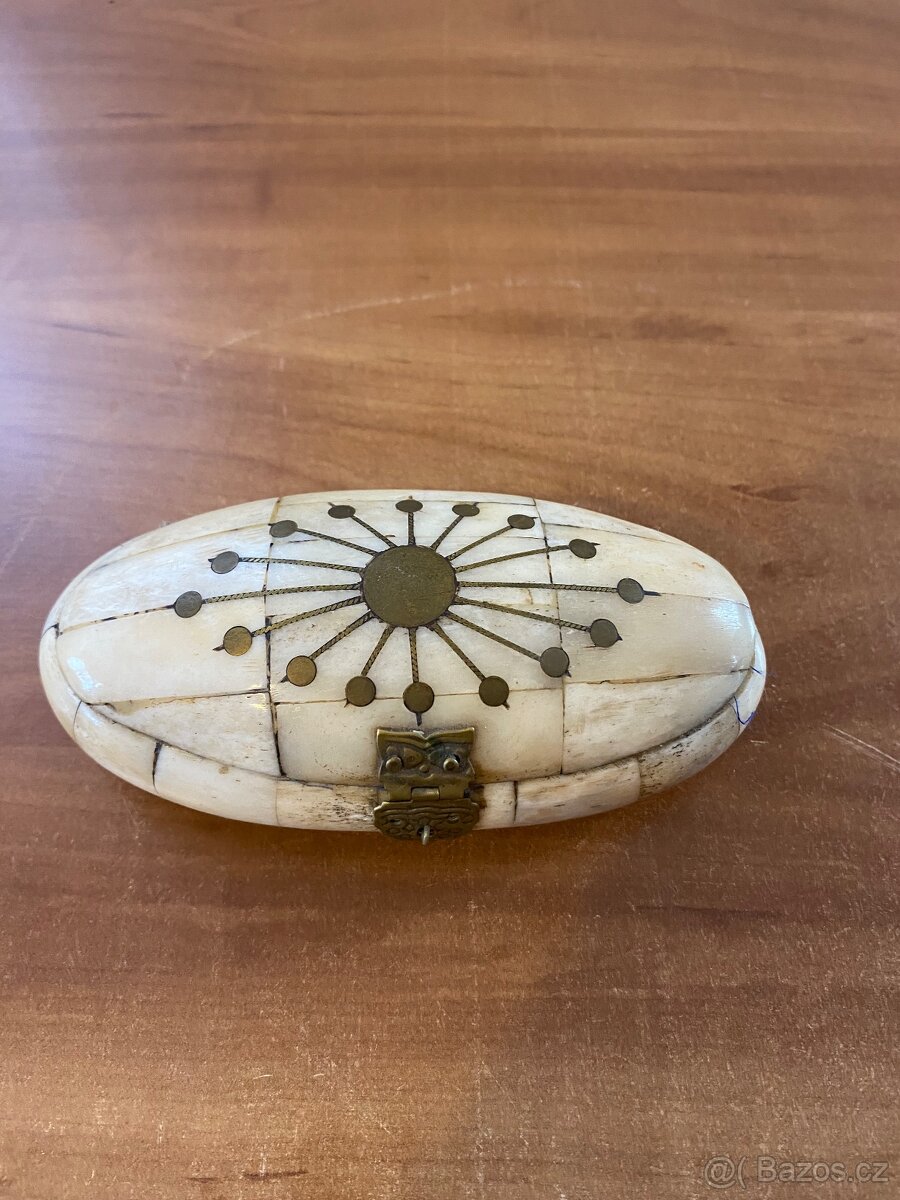 Stará šperkovnice - velbloudí kost