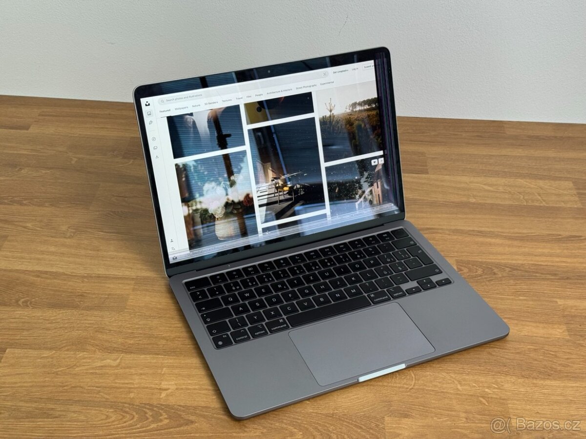 Apple MacBook Air M2 / 8GB / 512GB / Space Grey - pruhy LCD
