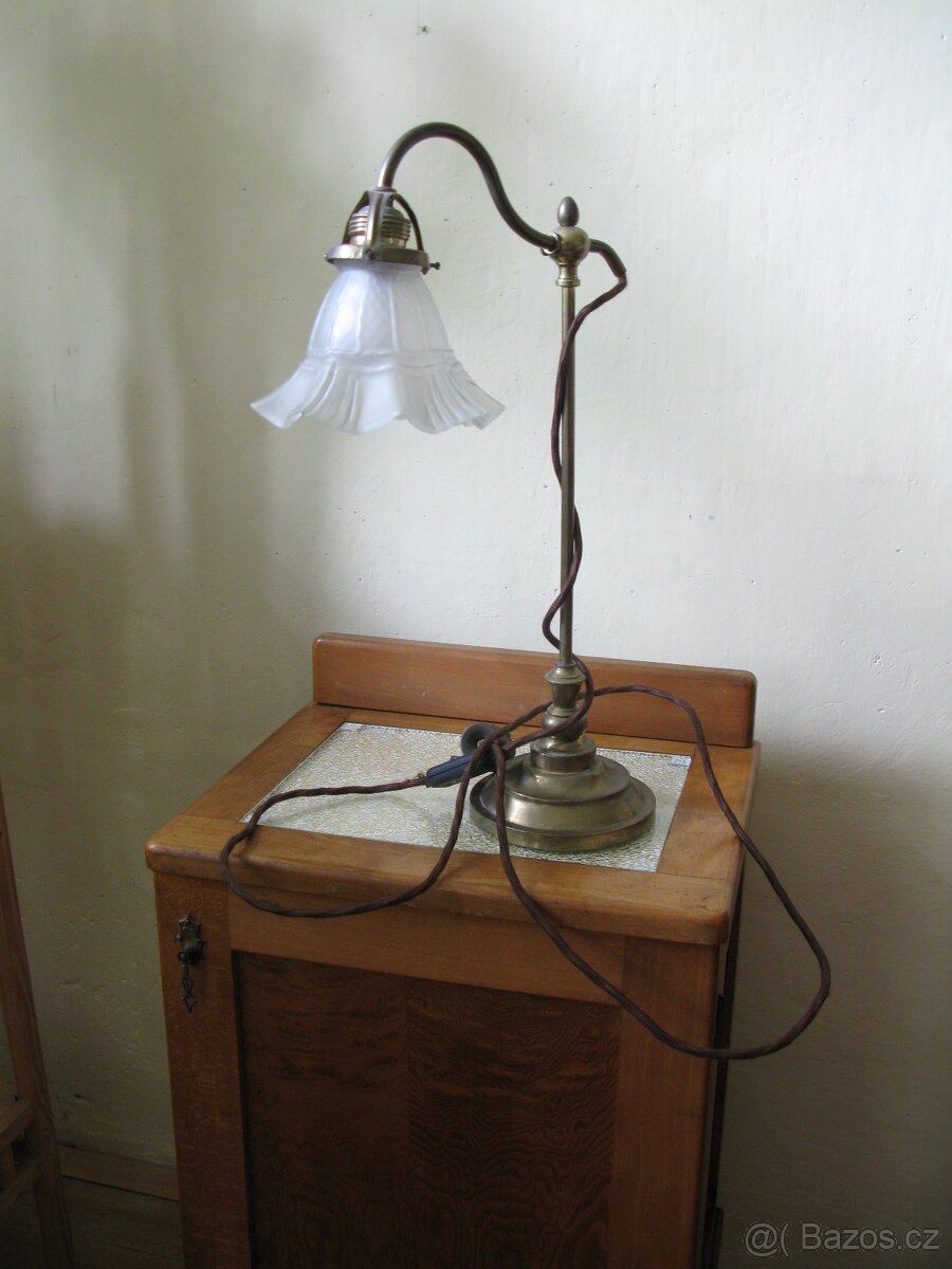starožitná stolní lampička