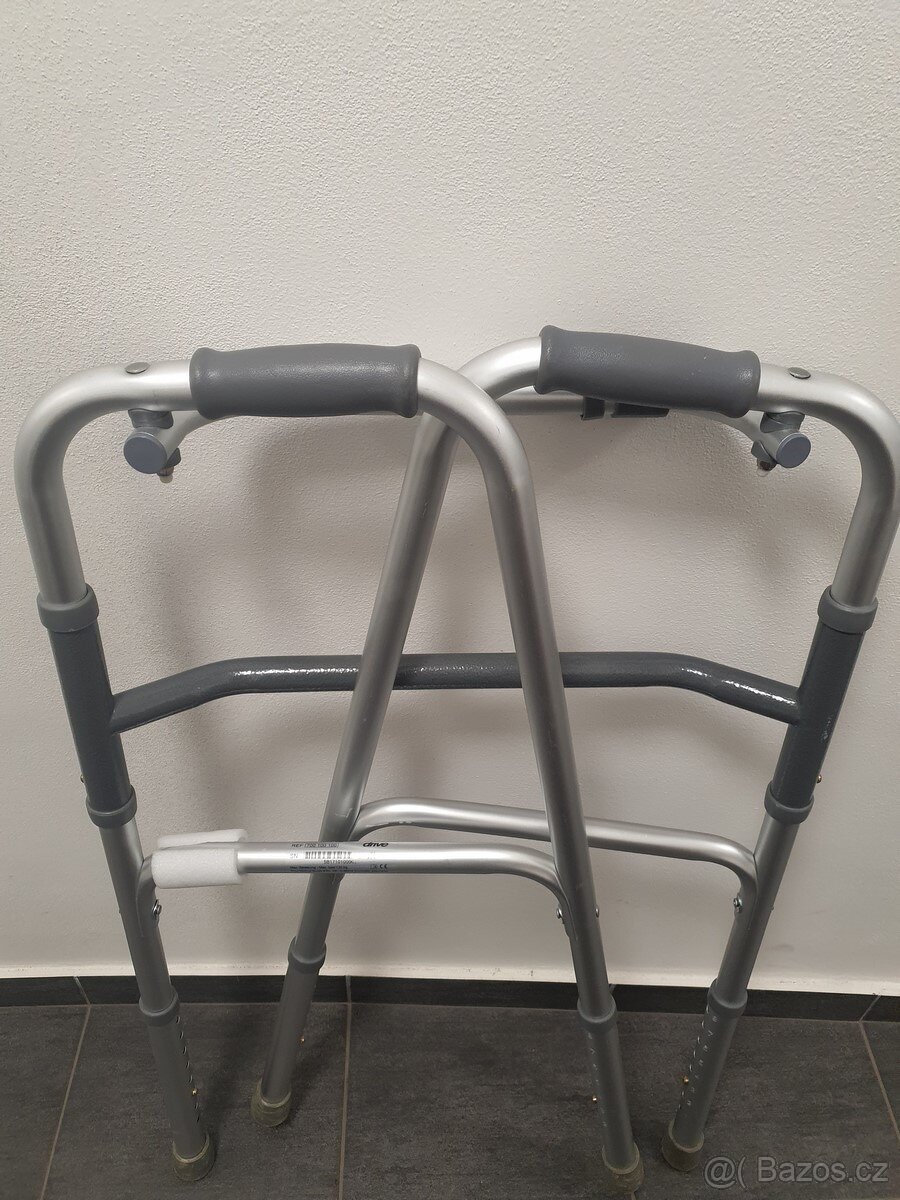 lehoučké hliníkové chodítko pro seniory