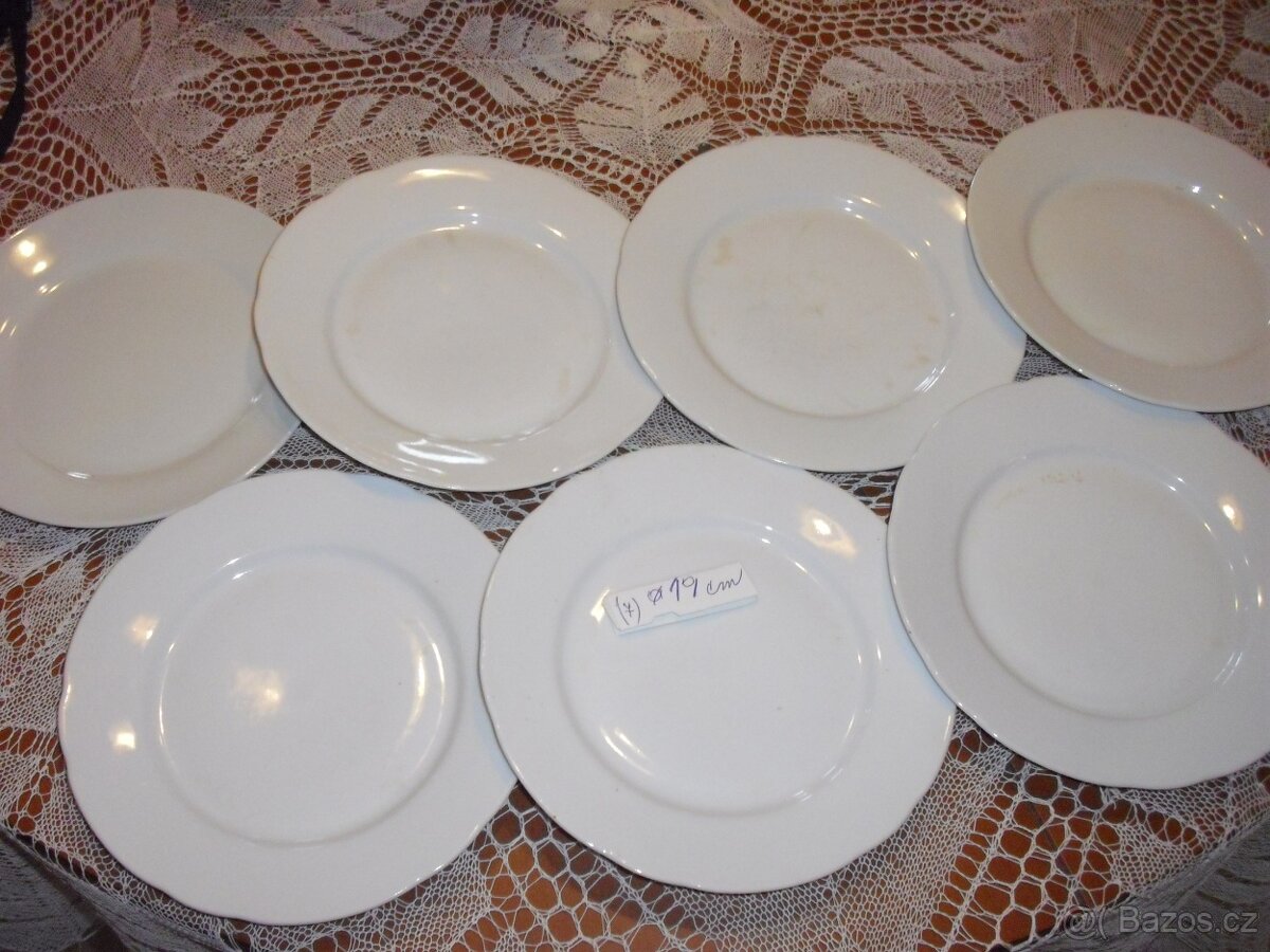Jídelní talíře.