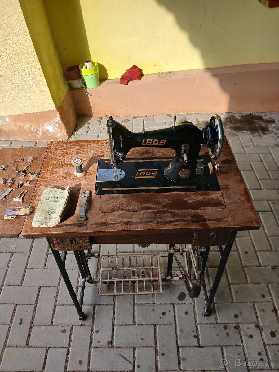 Šicí stroj Lada