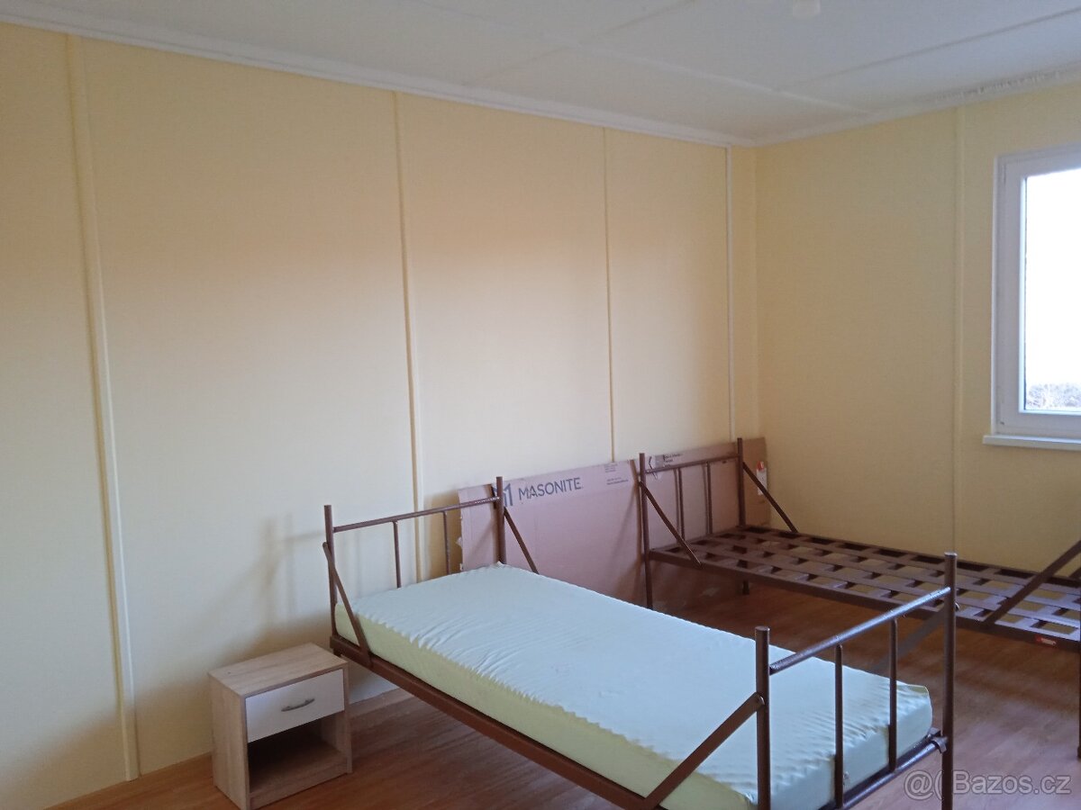 Kovová vojenská postel