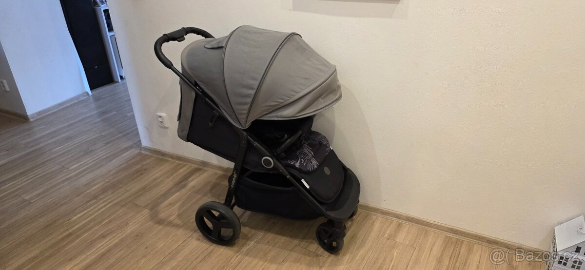 Sportovní kočárek - jako nový