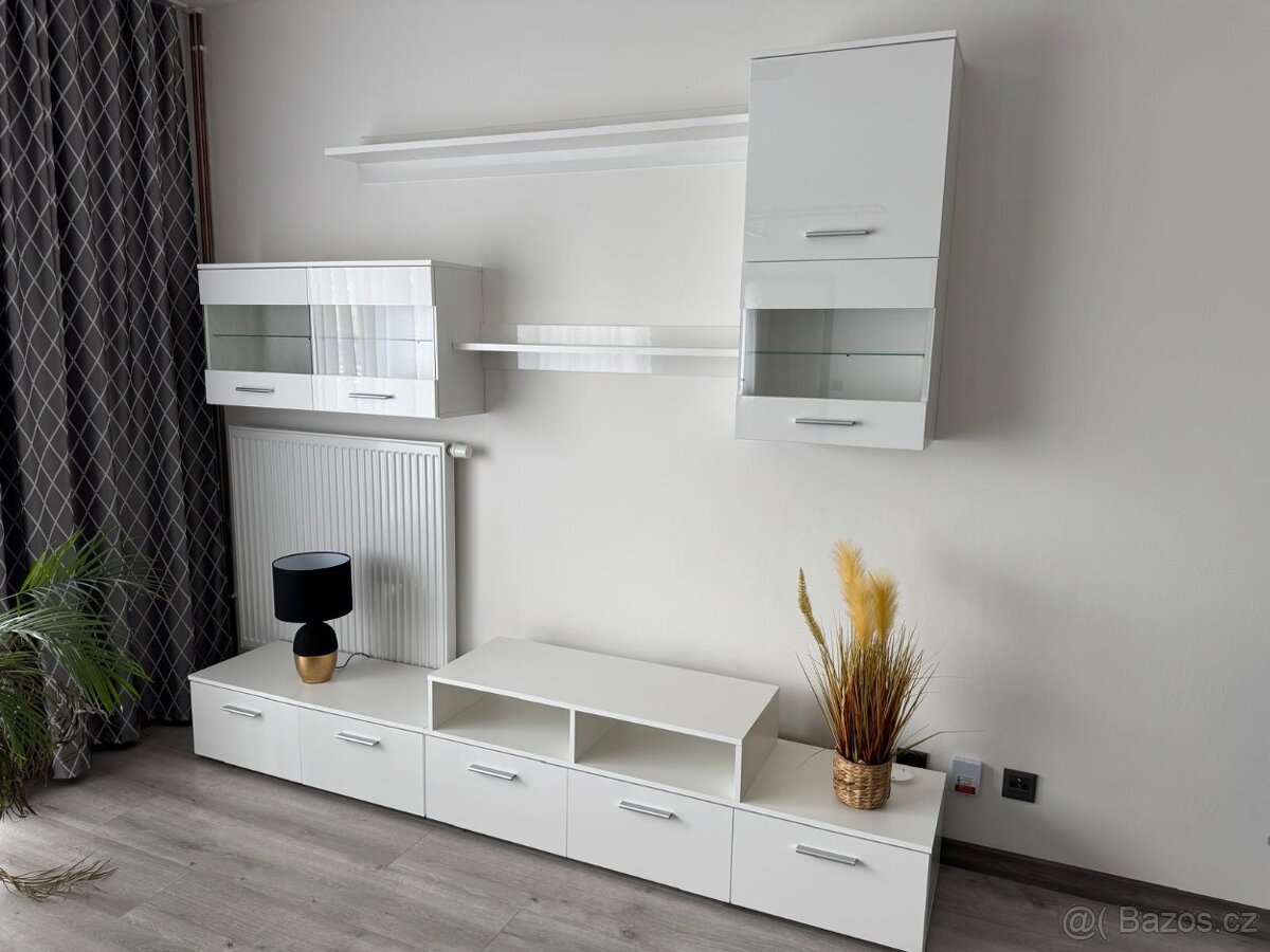 Nástěnné police do obýváku