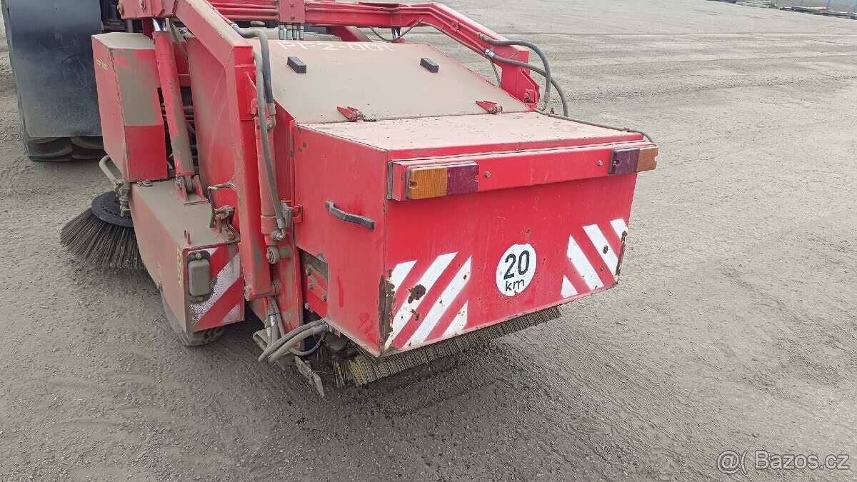 Zametací stroj tažený