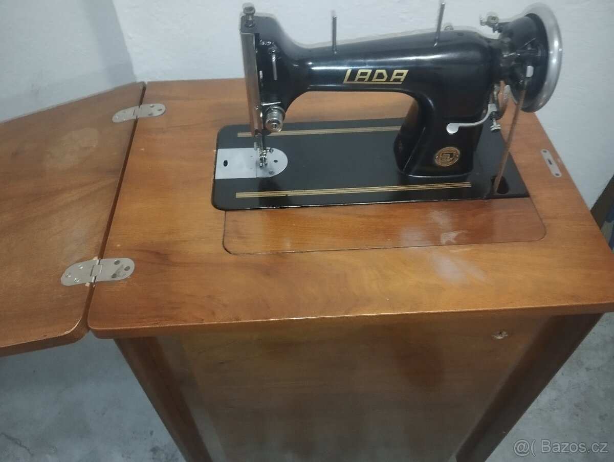 Šicí stroj lada