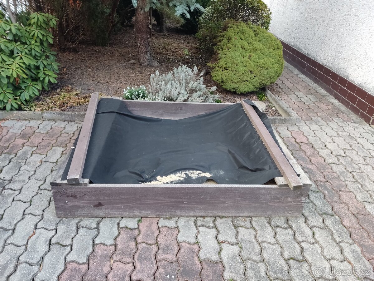 Dřevěné pískoviště 150×130 cm