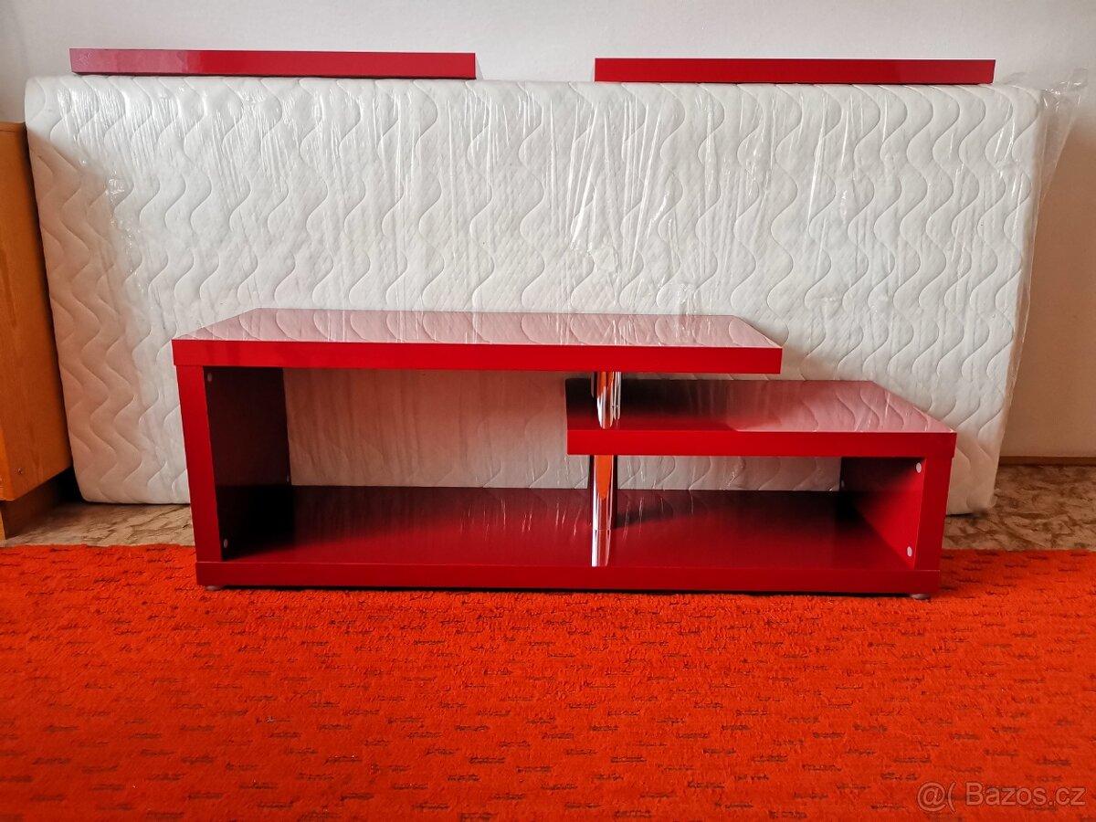 Červený TV stolek + 2 červené police na zeď