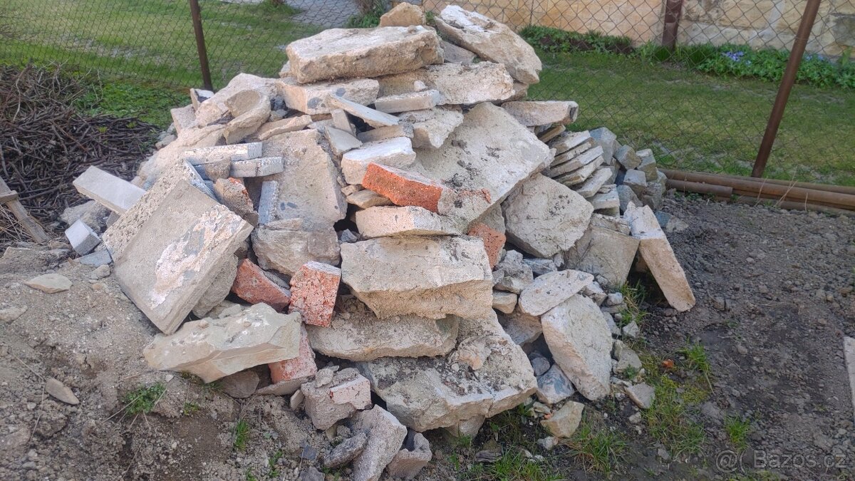 Stavební kámen a kousky betonu vhodné do základů.