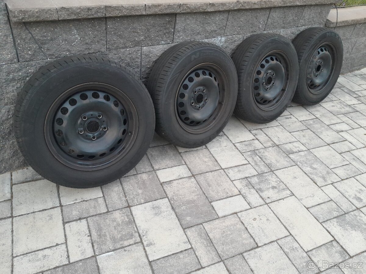 Prodám plechové kola rozteč 5x112 s letními pneu.