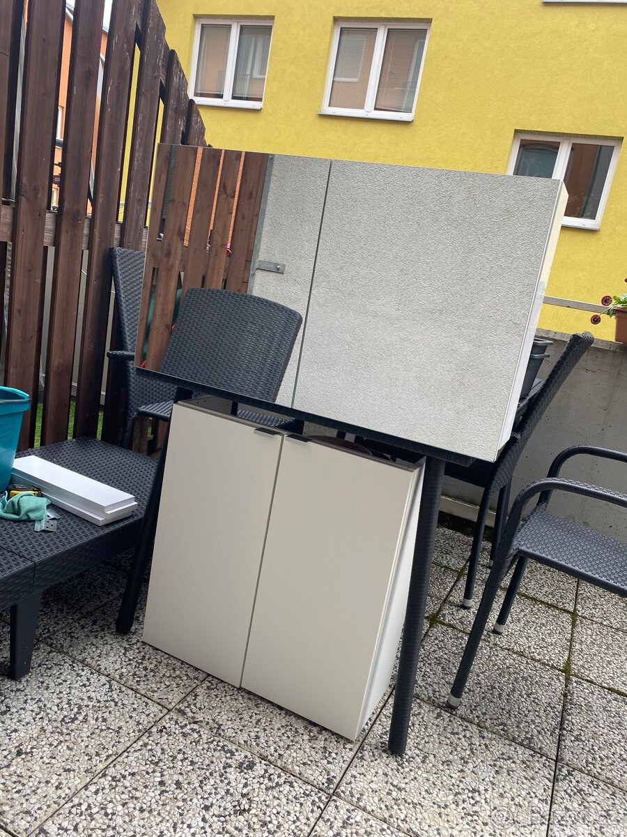 koupelnová skříňka
