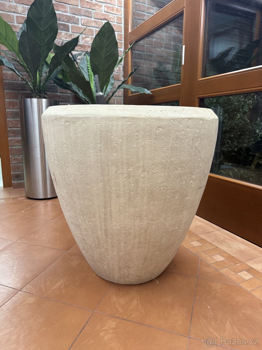 Kamenný značkový luxusní květináč 65 x 65 cm