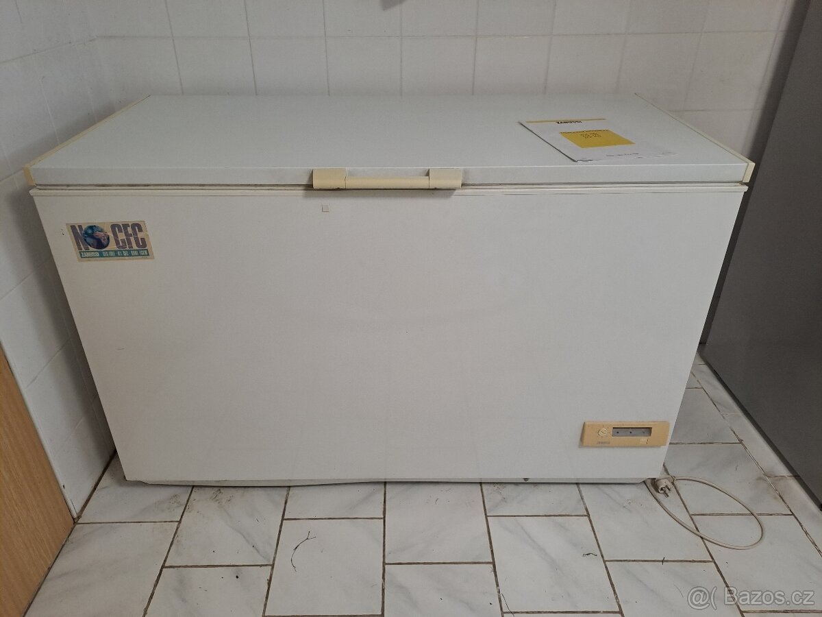 Velká truhlicová mraznička, objem cca 400 l, Zanussi ZCF 410