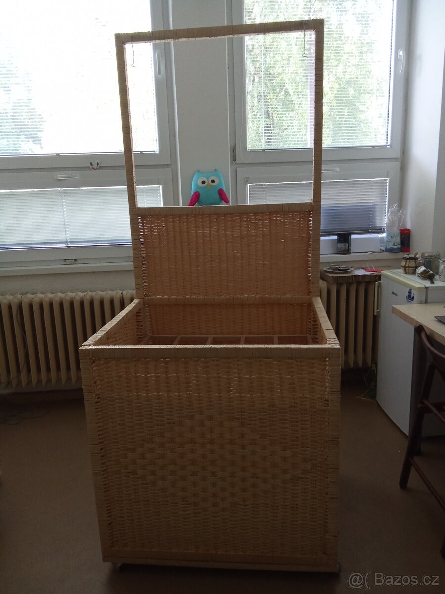 REZERVACE Daruji proutěný stojan do prodejny