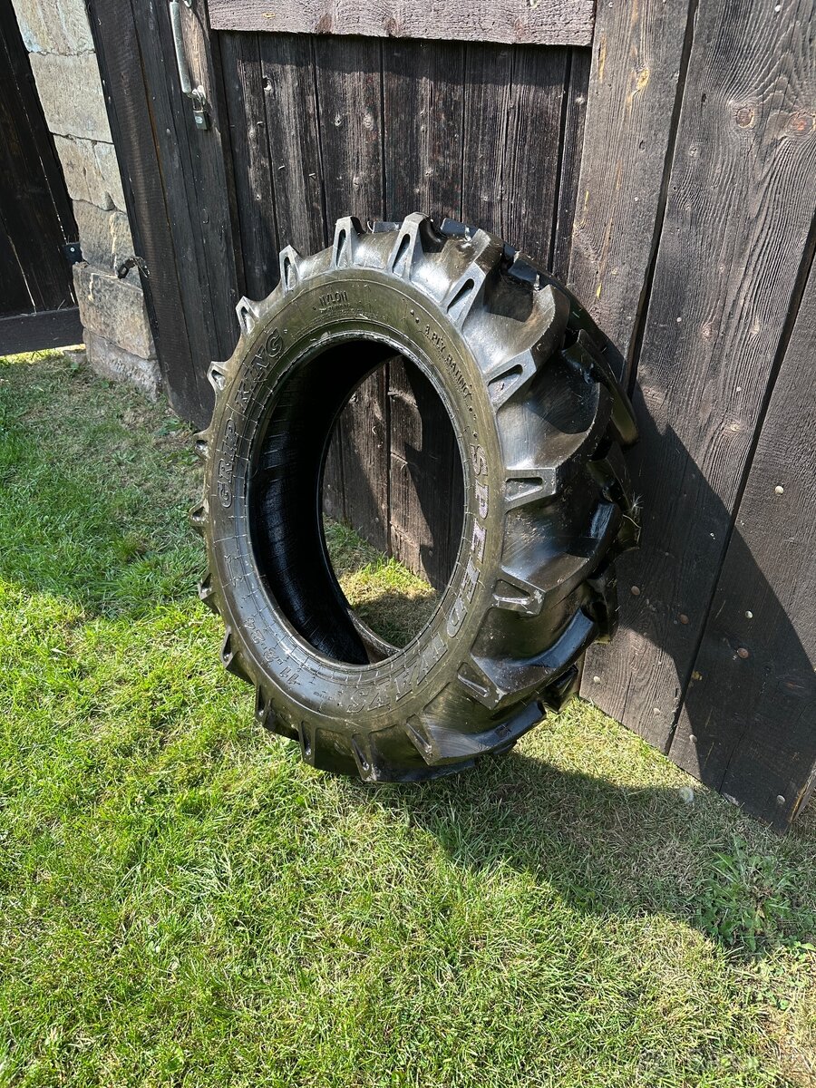 Traktorové pneu.