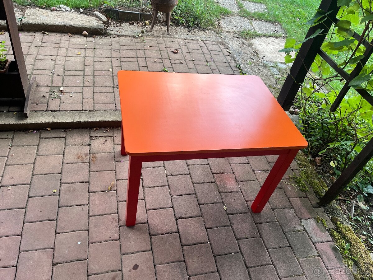 Dětský stolek