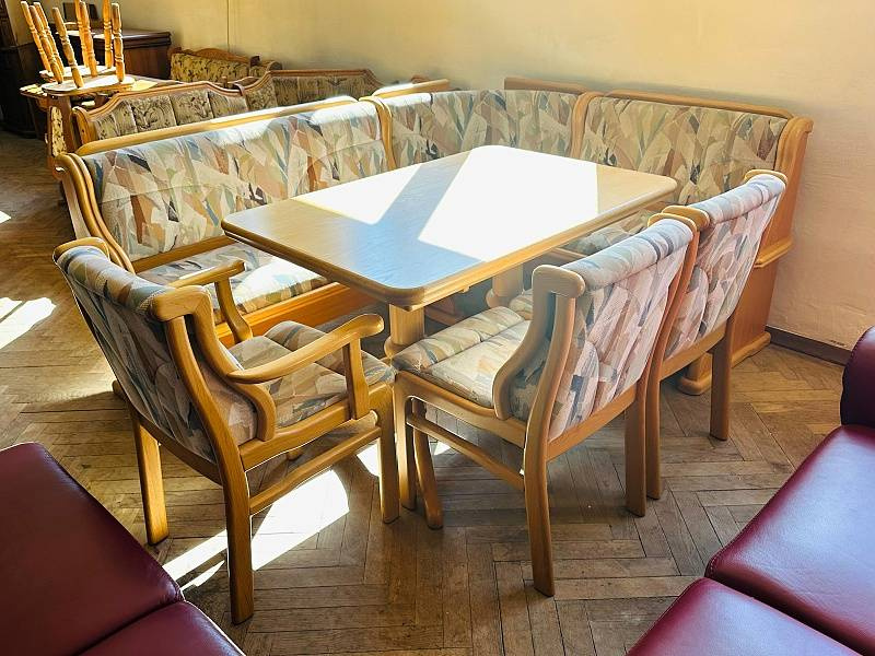 889 Rustikální jídelní set - rohová lavice, stůl, židle, kře