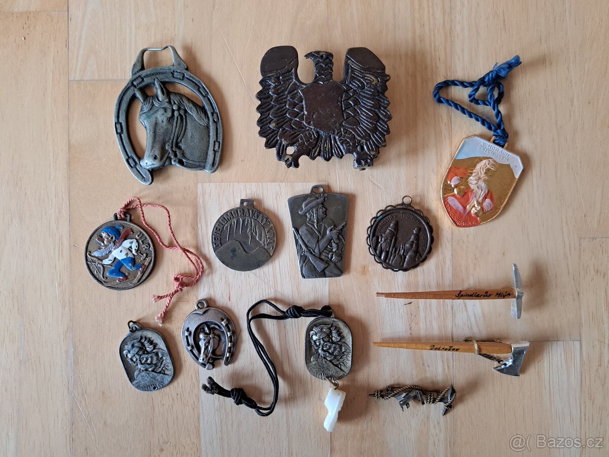 Retro klíčenky, přívěsky, ořezávátka,turistické známky