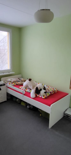 Krásná bílá postel IKEA se zábranou
