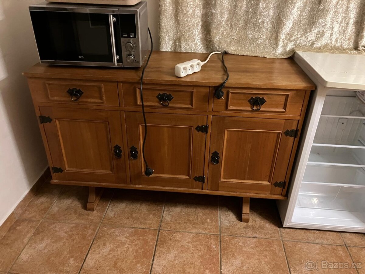 Starožitná komoda, jídelní stůl, lavice, židle