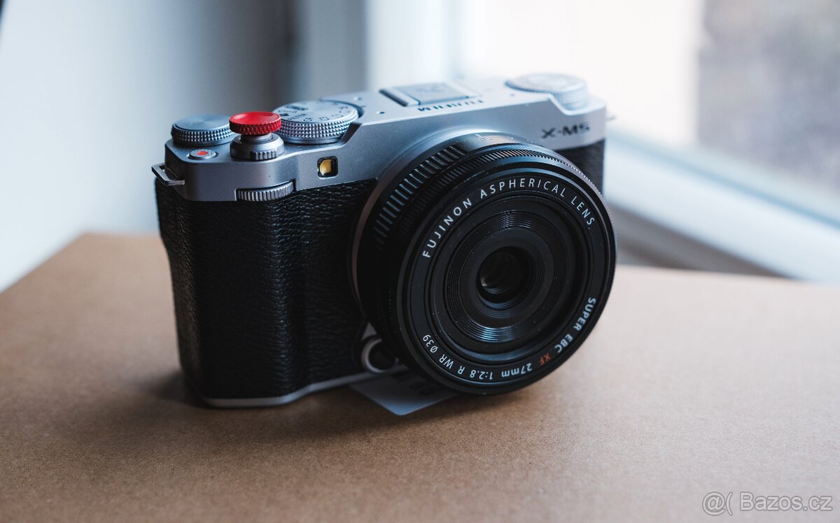 Fujifilm X-M5 a Fujifilm XF 27 mm f/2,8 R WR