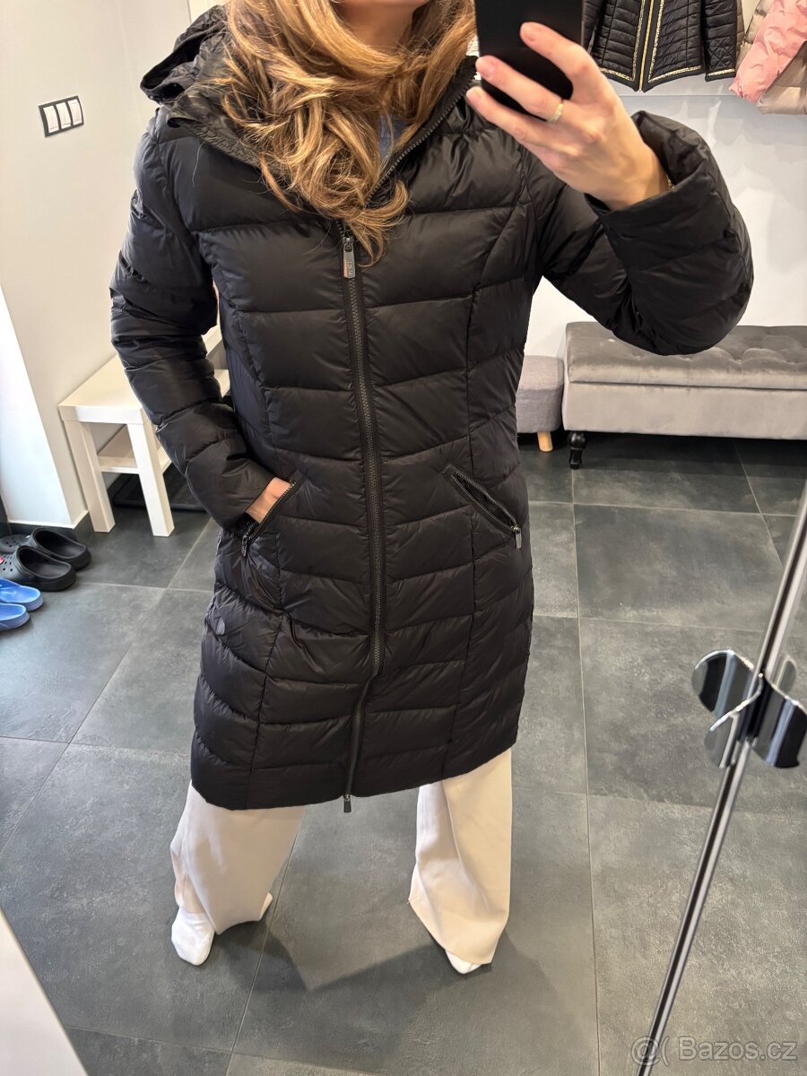 Černá péřová bunda prošívaná