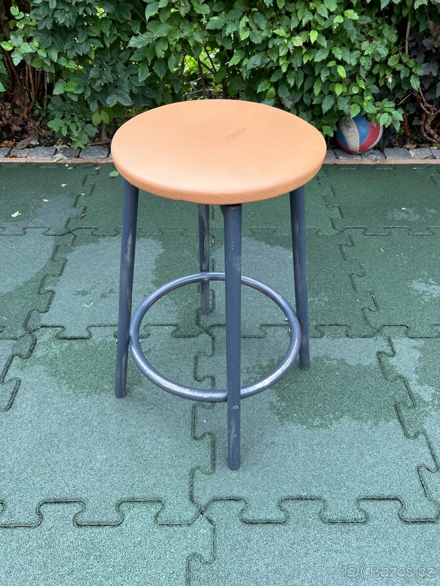 Otočná barová židle