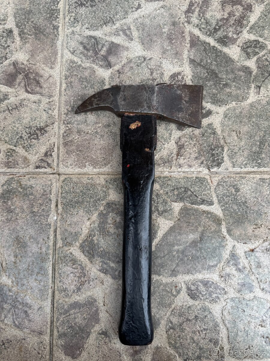 Stará hasičská sekera značená